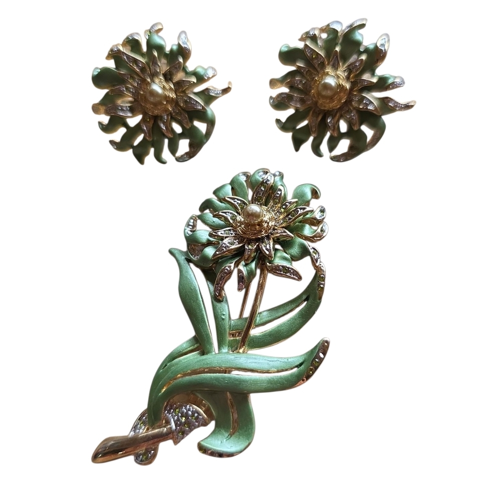 Elegant Green and Gold Floral Brooch Set
